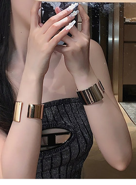 欧美宽版简约小众设计感手镯