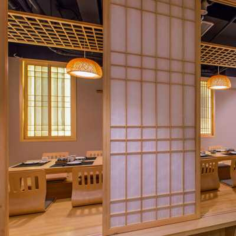 新唐日新派日式料理店装修榻榻米日式实木格子推拉移门和室隔断品