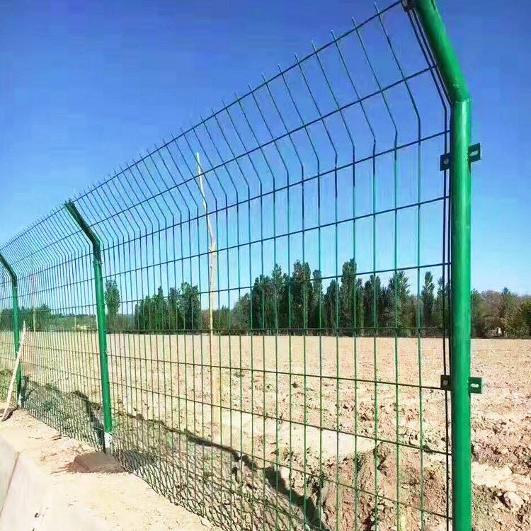 工厂直供低碳钢丝焊接护栏网机场围网道路三角折弯护栏丝网