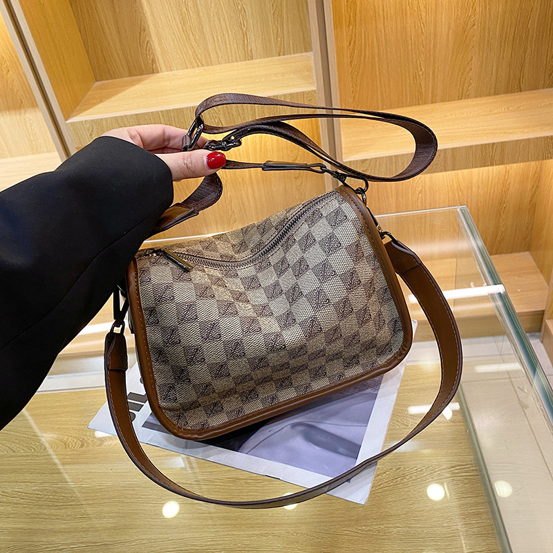 女包斜挎小方包新款单肩包女包百搭包时尚通勤包休闲包户外女包