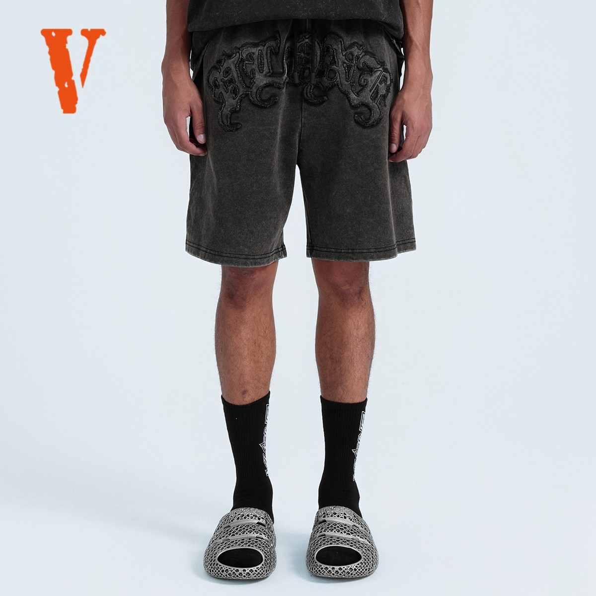 VLONE 哥特风贴布大LOGO刺绣 水洗做旧针织宽松短裤 情侣款
