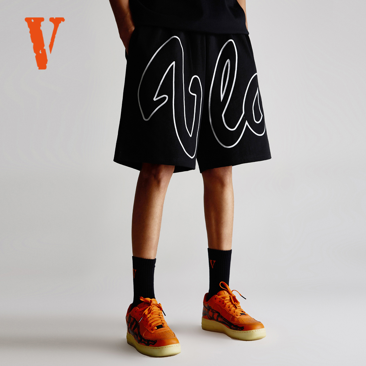 VLONE 3M反光环绕字母LOGO印花针织宽松休闲短裤情侣款