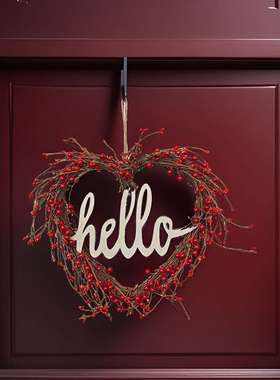 情人节前门花环红色浆果心形花环带爱心木质标用于室内室外