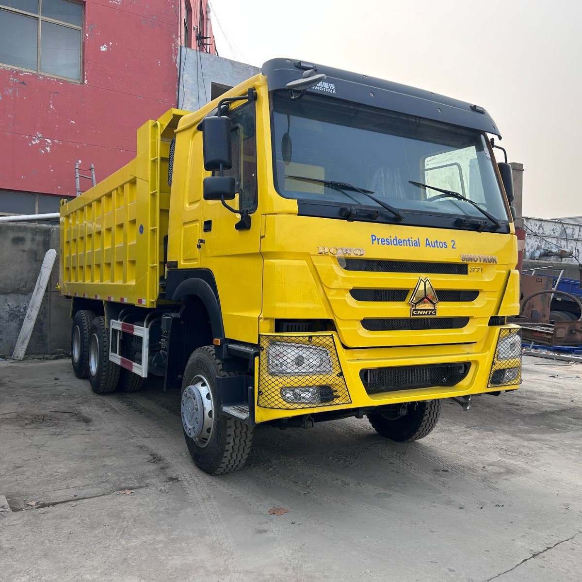 重汽豪沃翻新后八轮自卸卡车