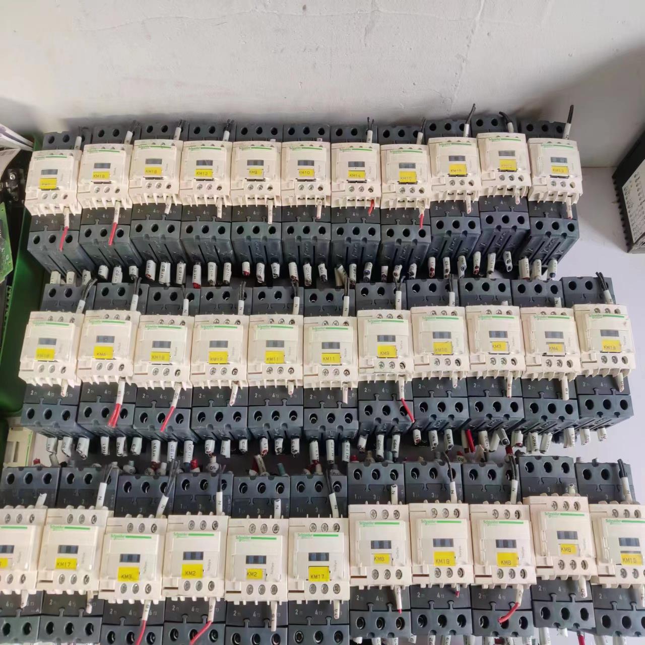 施耐德交流接触器：LC1D65A、线圈：M7/220V50/