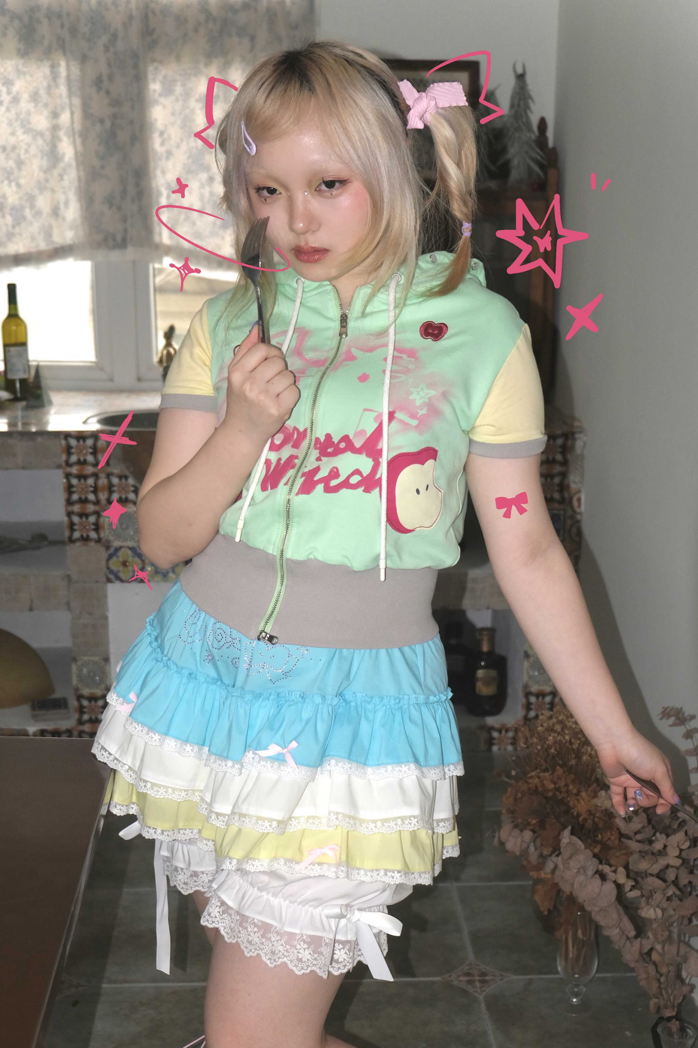 蜗牛骸苹果刺绣印花连帽短袖外套