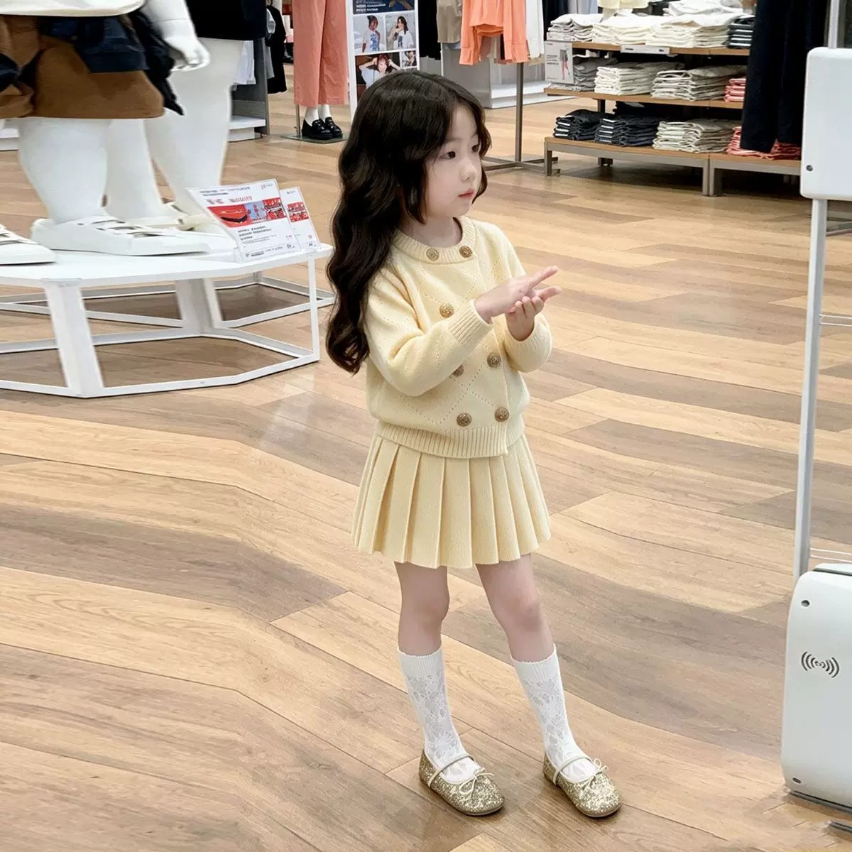 女童秋季小香风奶黄色针织毛衣