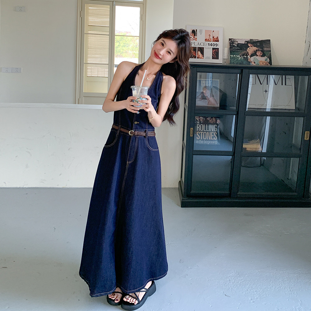 2025夏季新款复古V领挂脖牛仔连衣裙女高腰显瘦露背无袖背心长裙图片