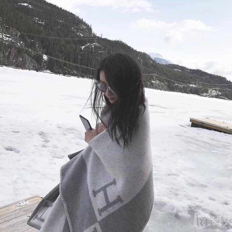 新款直销针织梭织H披肩礼品毯定制汽车飞行毛毯定制OEM羊毛毯子H