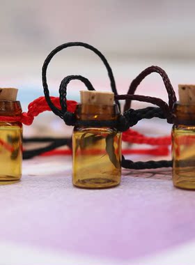 The women's lukewarm oil bottle necklace hangs down the sofa