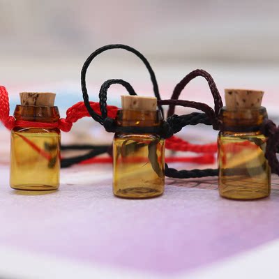 The women's lukewarm oil bottle necklace hangs down the sofa