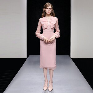 2026春新款娃娃领花朵装饰收腰后中开衩直筒肌理设计感连衣裙