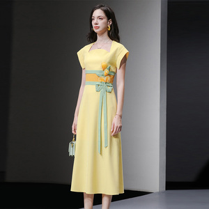 2026夏季新款优雅小众设计感重工花朵收腰撞色清新显瘦连衣裙