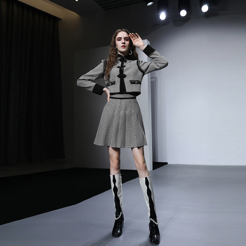 2025秋冬季新款时尚新中式盘扣钉珠短外套压褶A摆洋气短裙两件套