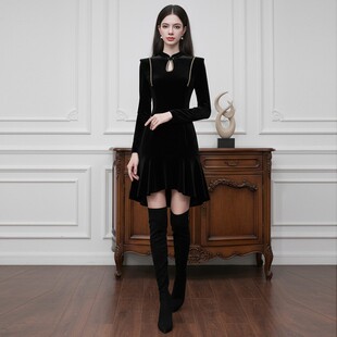 2025冬季新款新中式立领漏洞设计花边飞肩收腰中长丝绒连衣裙