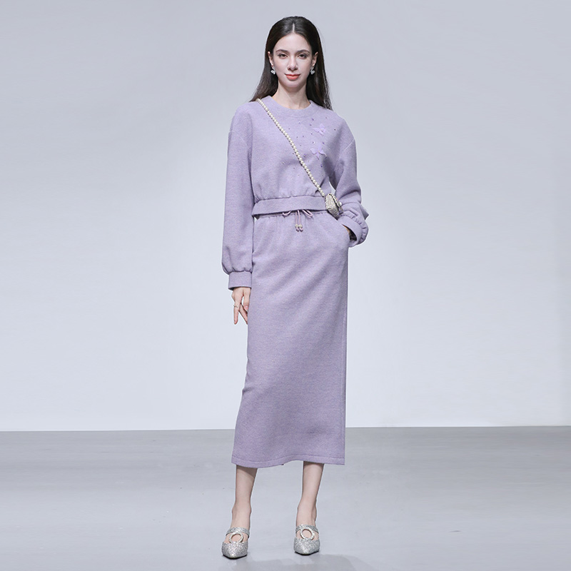 2025冬季新款时尚减龄蝴蝶装饰灯笼袖针织卫衣+高腰直筒半裙套装