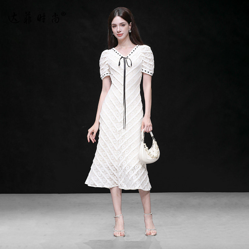 2026年夏季新款时尚气质法式名媛V领泡泡袖蕾丝显质茶歇连衣裙