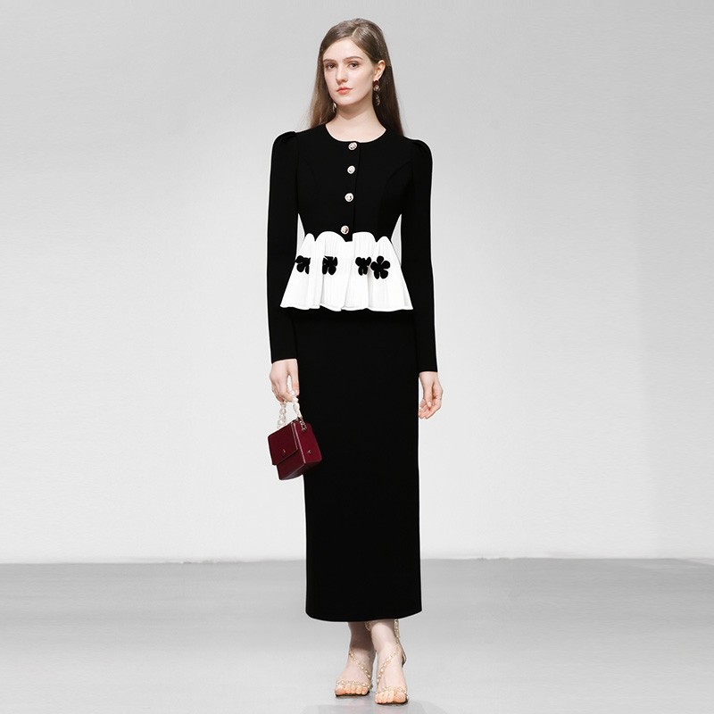 2025秋季新款圆领收腰撞色拼接花朵装饰上衣+高腰直筒半裙套装