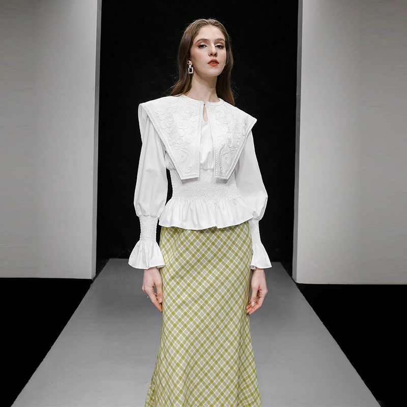 2025秋季新款气质白色绣花灯笼袖上衣