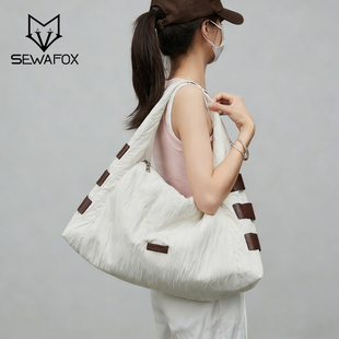 尼龙气囊包运动单肩斜挎包休闲旅行包轻便女大容量托特通勤三角包