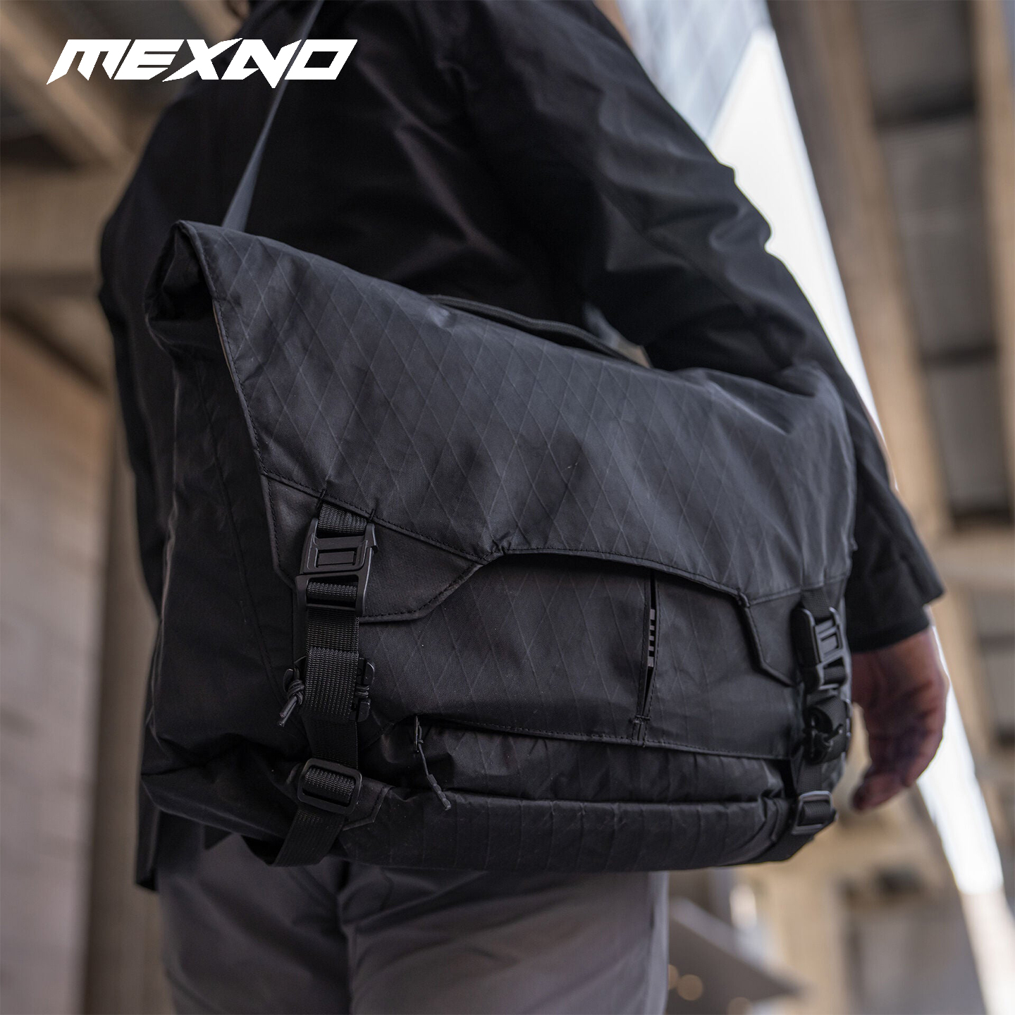 男士机能通勤大容量斜挎包