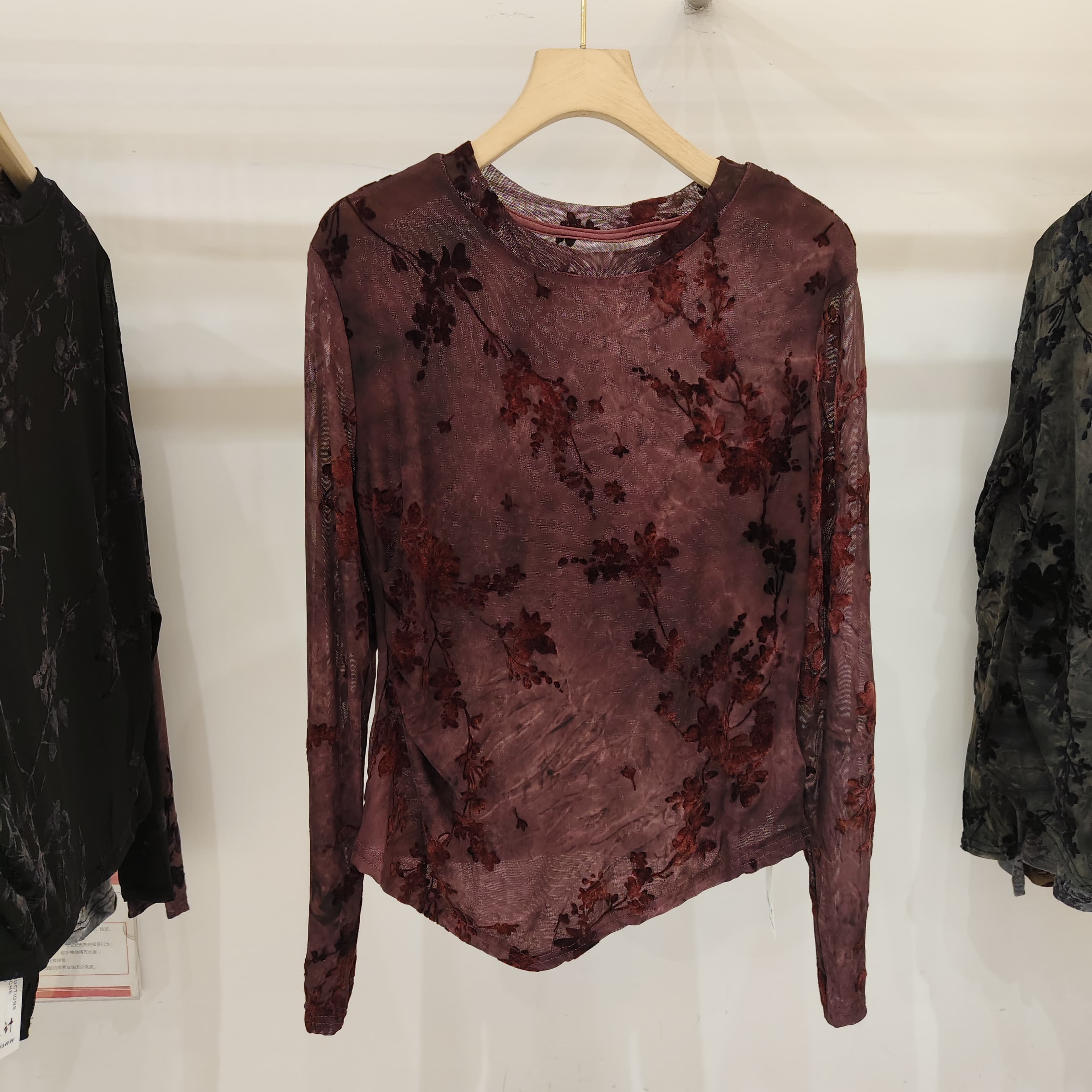 圆领长袖植绒提花打底衫女