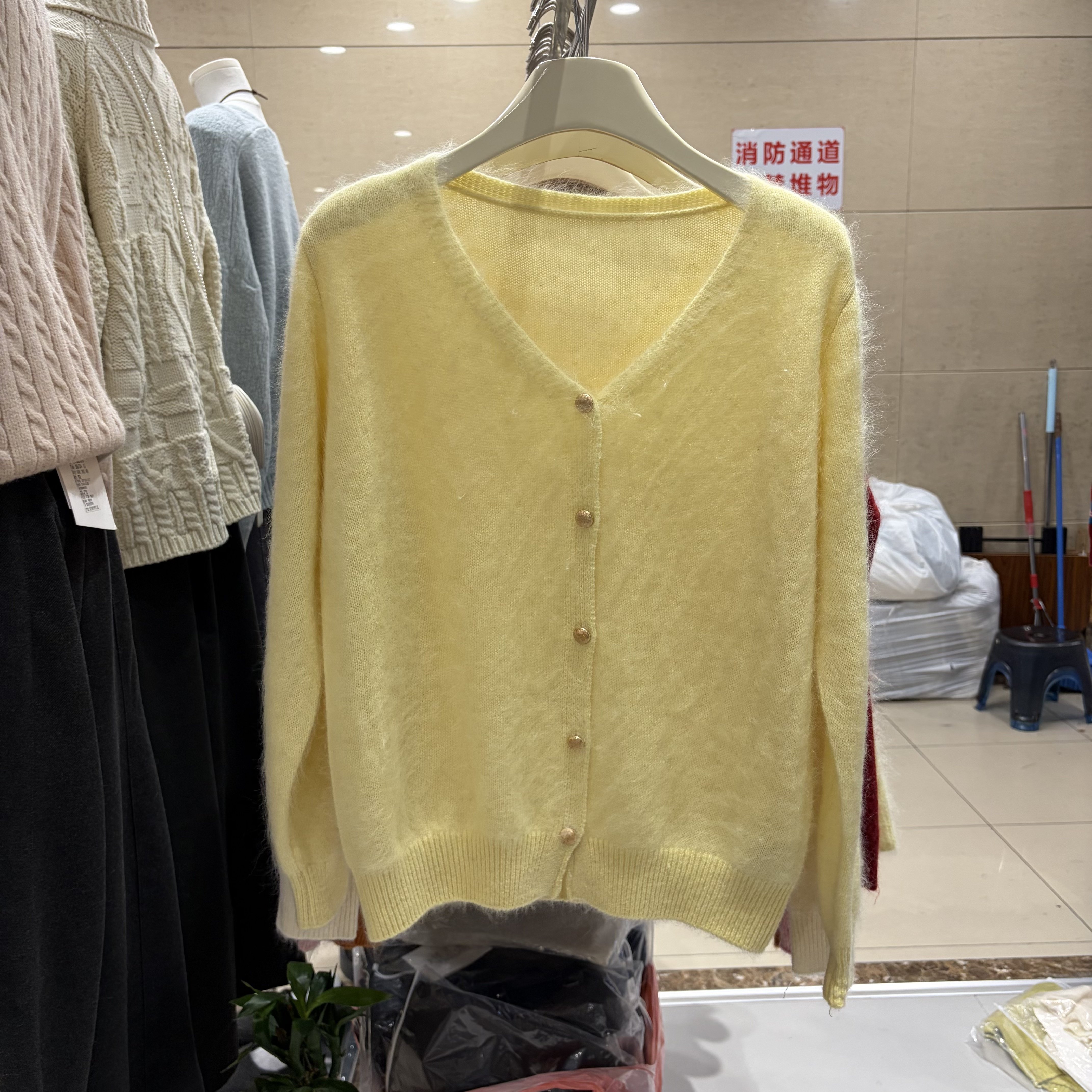 V领金扣毛绒针织宽松开衫