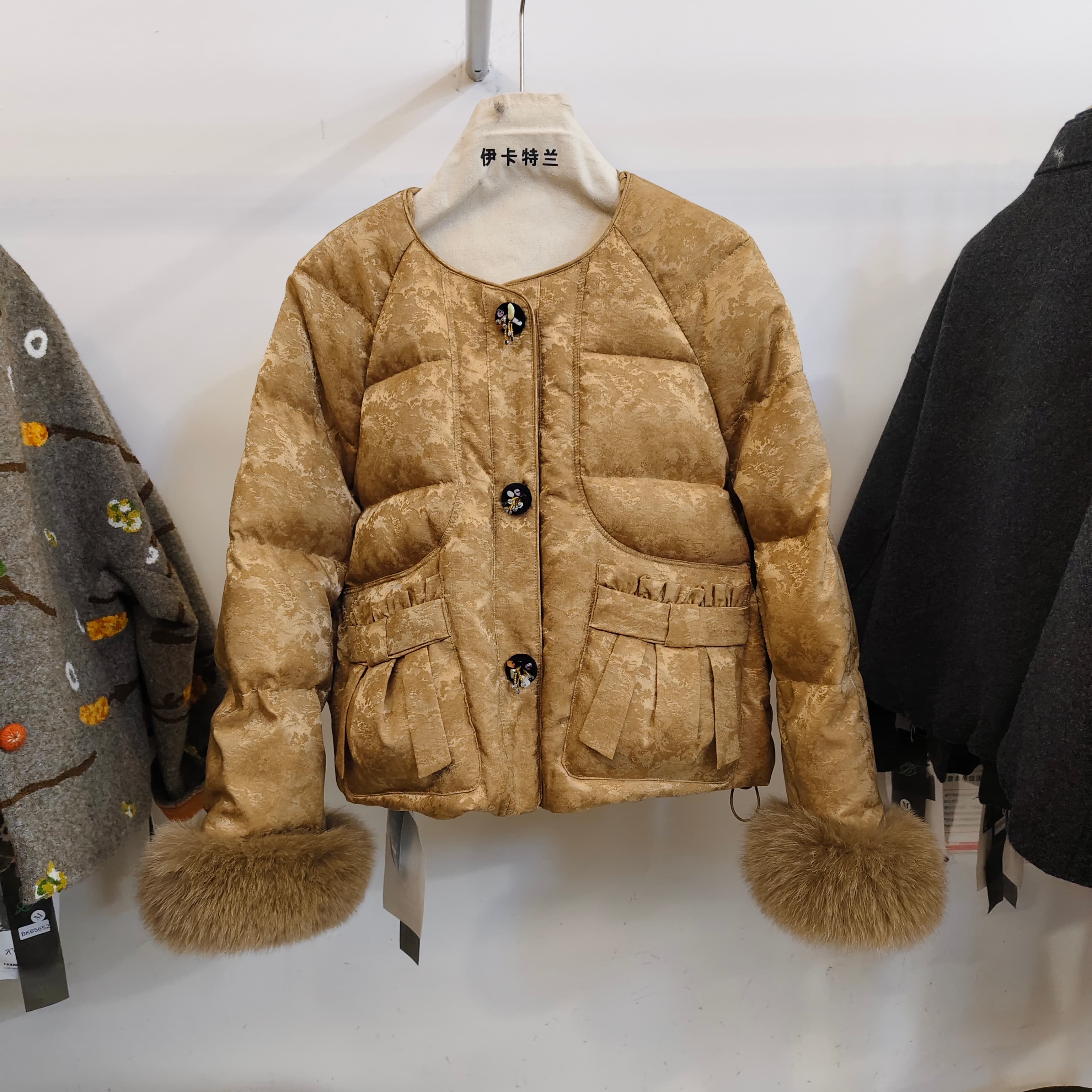 可拆卸狐狸毛长袖圆领羽绒服女