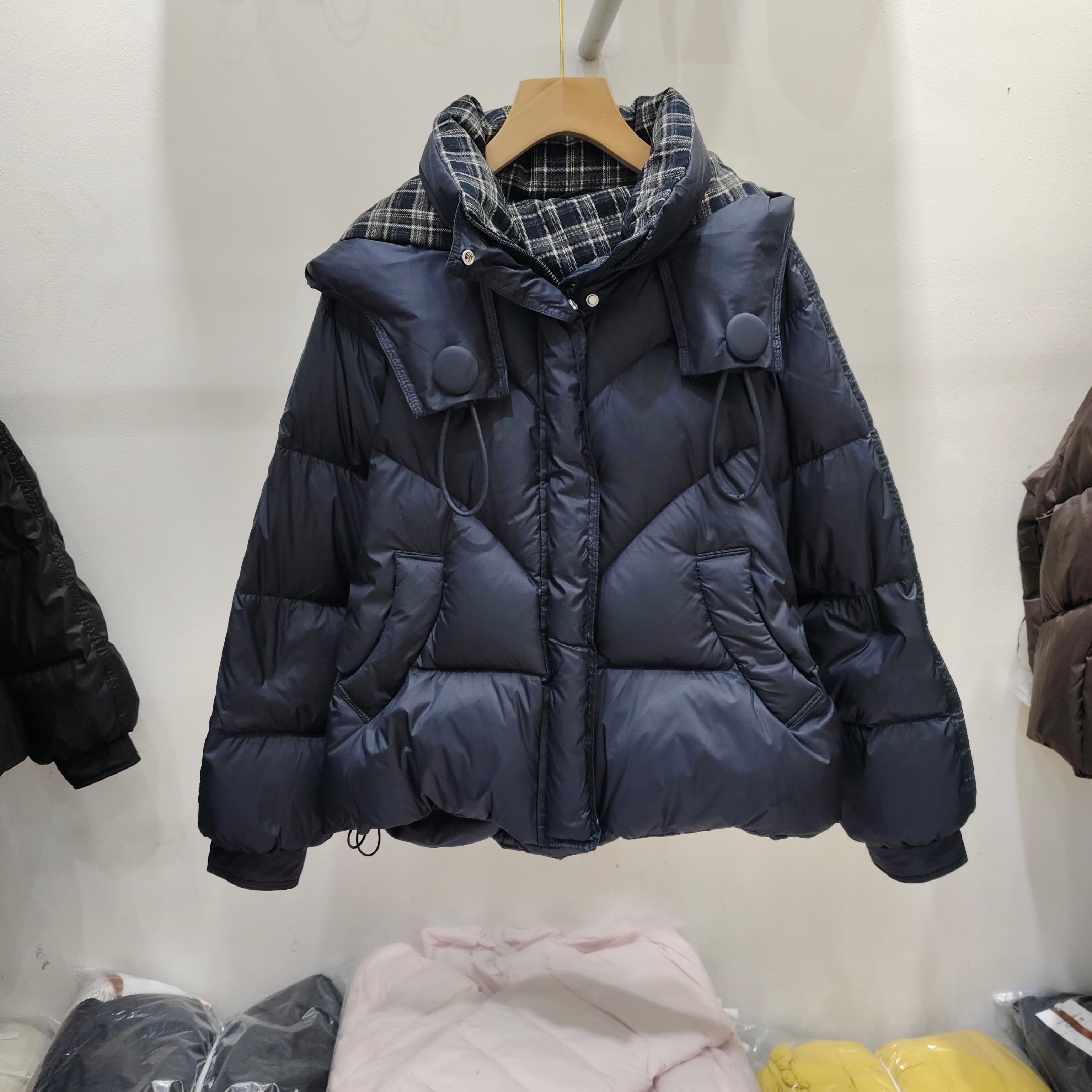 休闲格子拼接连帽白鸭绒羽绒服女