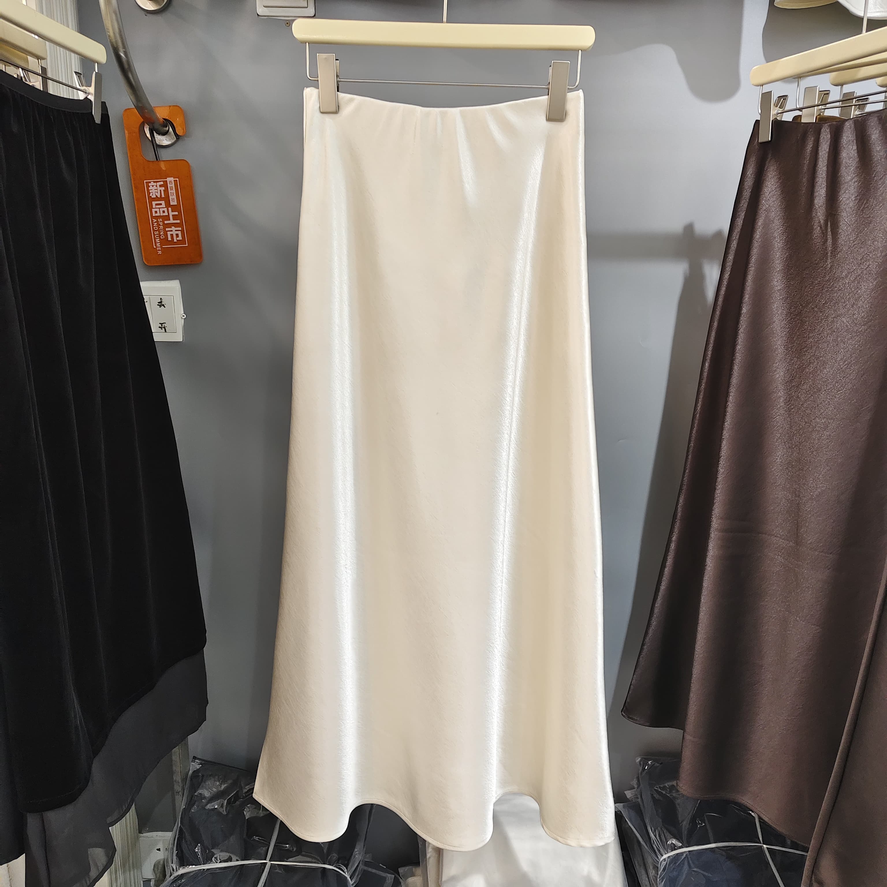 醋酸垂感缎面半身裙女