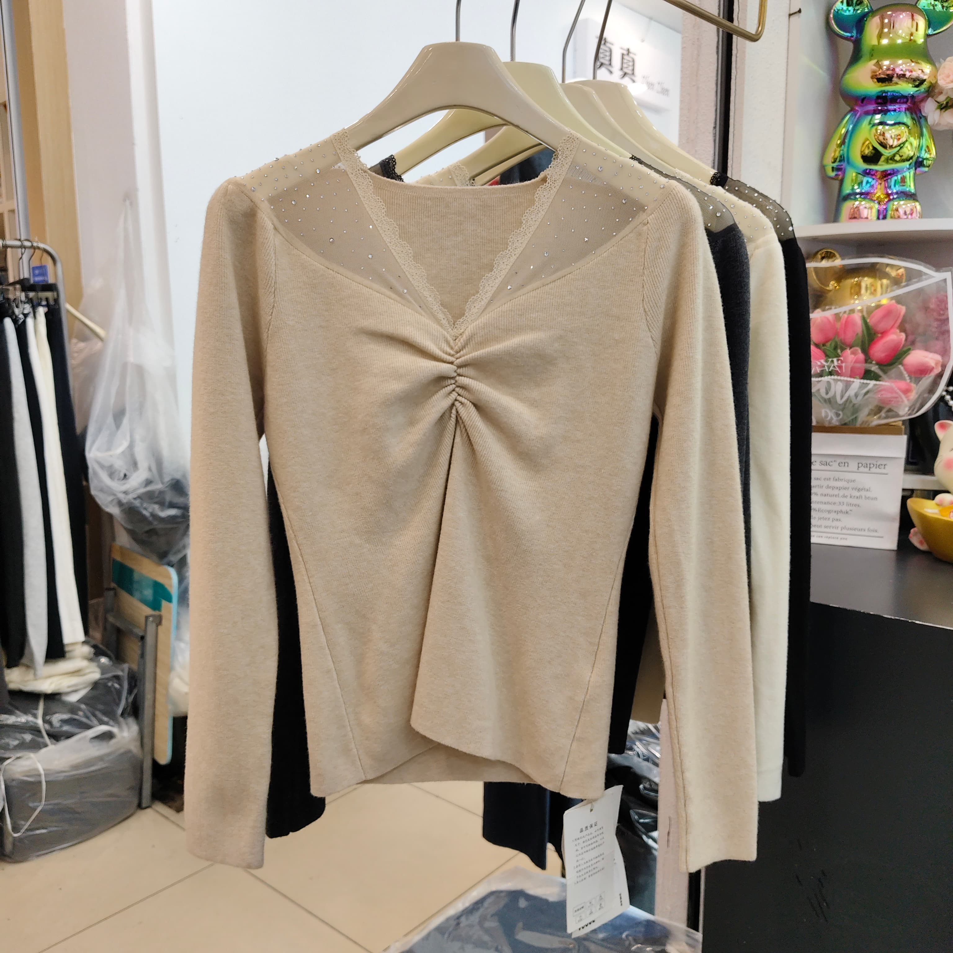 别致设计感烫钻V领针织衫女