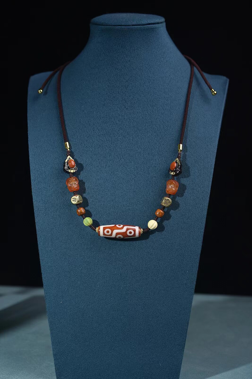 手编绳藏传佛供九眼天珠尺寸37×13m搭玛瑙大鹏鸟南红铜松石瓜珠