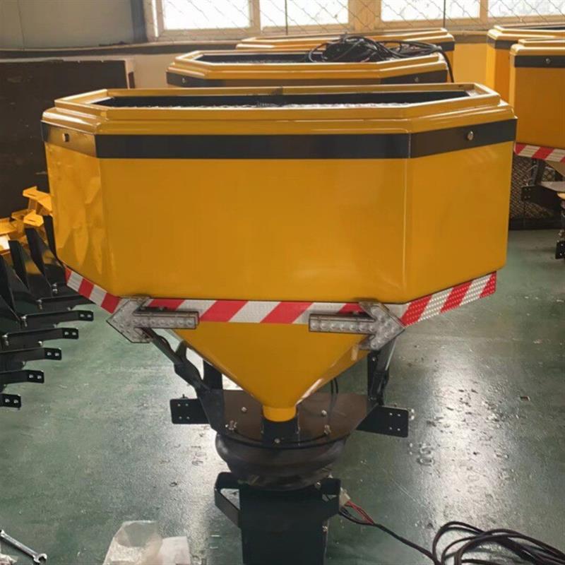 户外悬挂式电动除雪撒布机 冬季应急化雪撒盐机 遥控操作喷洒机