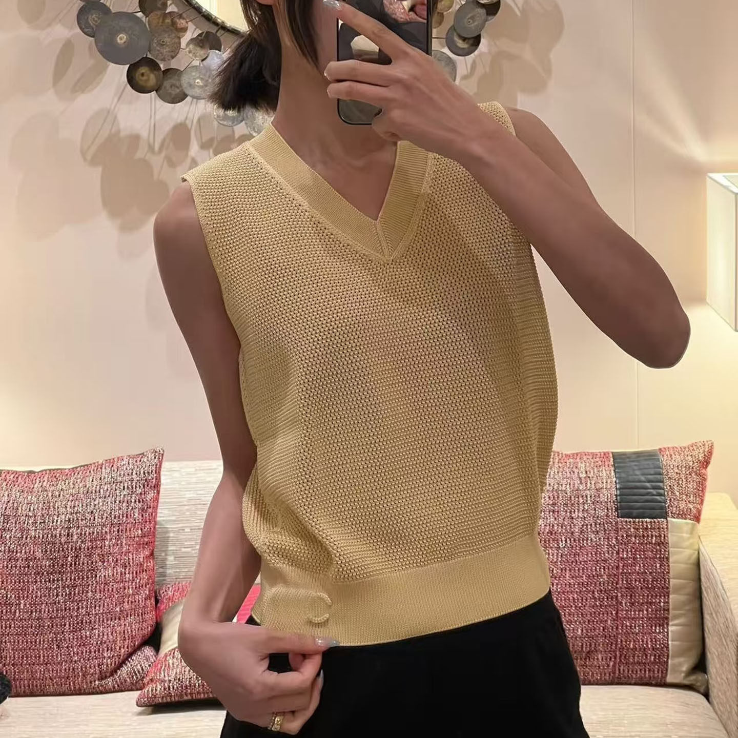 zui篙~简约时尚 真丝针织面料 镂空透气V领显瘦针织背心  26年新