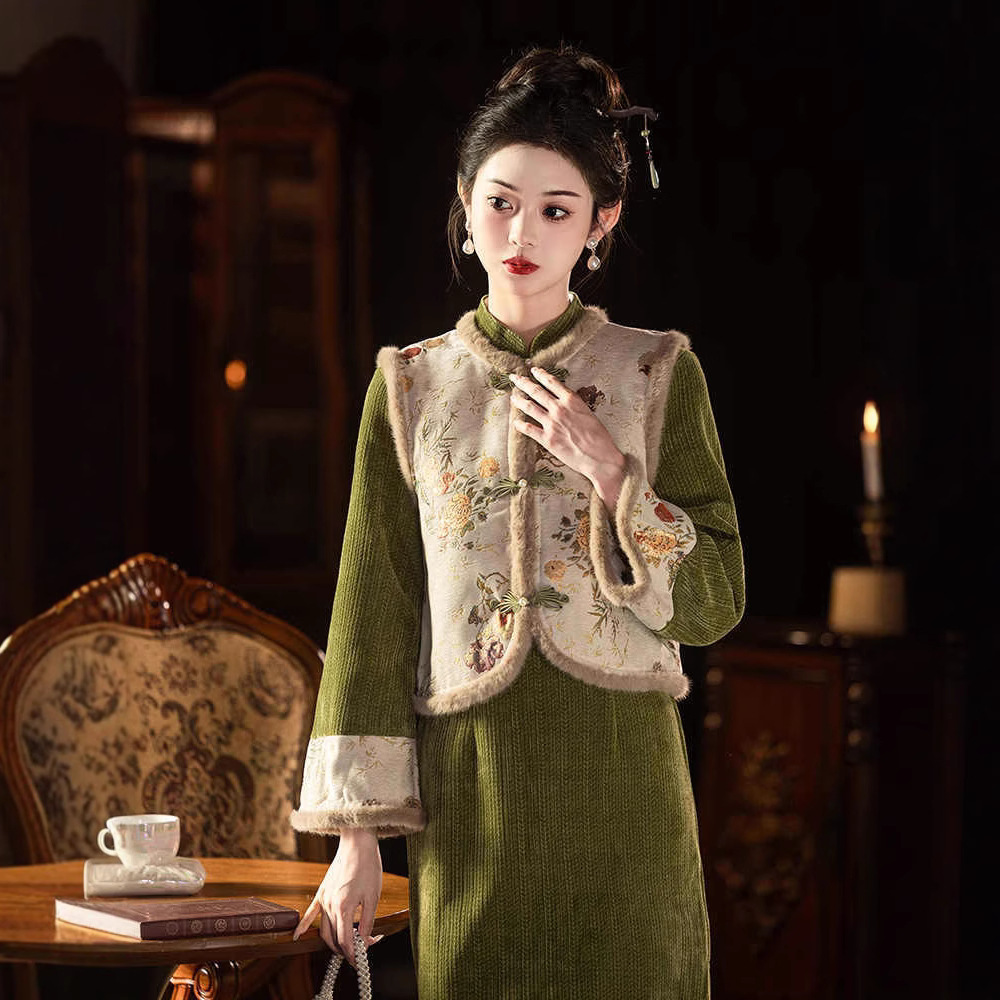 秋冬季旗袍2024年新款长袖绿色年轻款新中式冬天加厚加绒连衣裙女