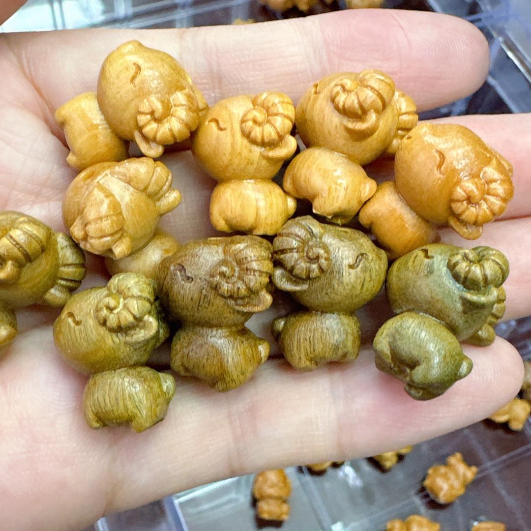 檀木雕刻卡通羊吊坠串珠手链文玩手串配饰雕刻单颗饰品