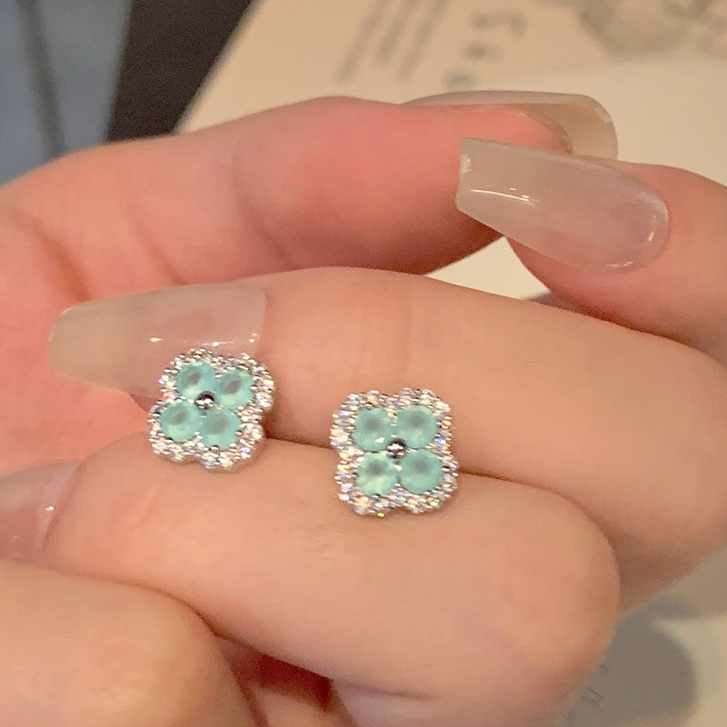 医用钛钢四叶草气质耳骨钉精致