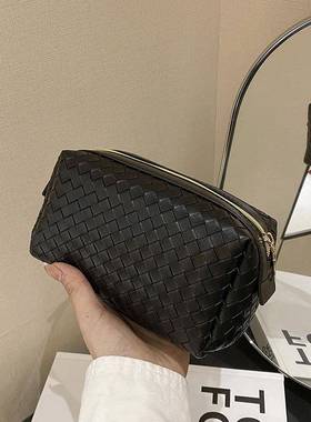 2026新款编织纹绿色化妆包便携高级感手拿皮包化妆品小号收纳软包