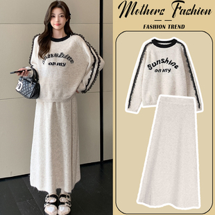 孕妇连衣裙燕麦色套装秋冬2025新款孕妈圆领针织毛衣半身裙两件套