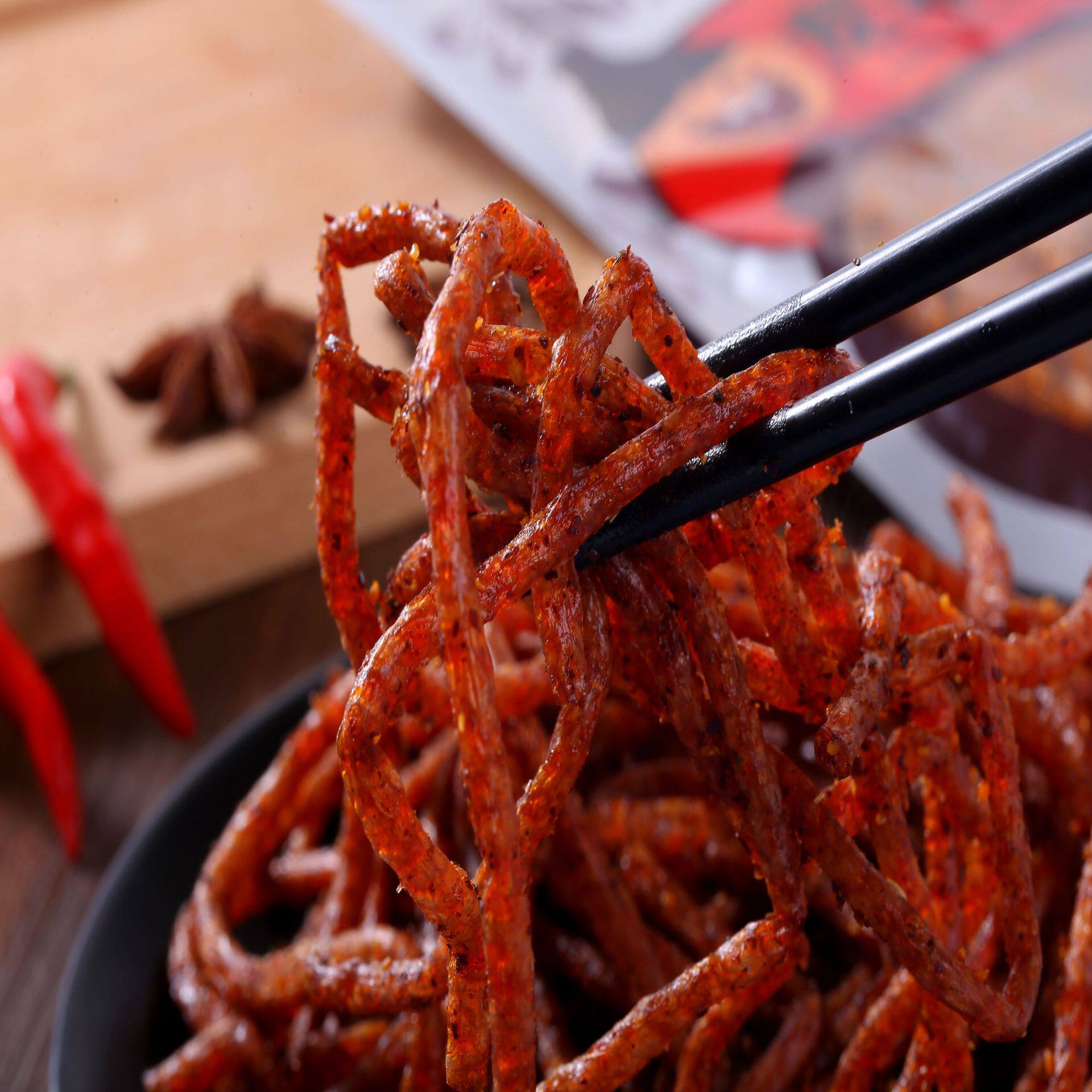 俏皮逗龙卷风辣条素食食品童年怀旧休闲零食麻辣辣棒学校零食批發