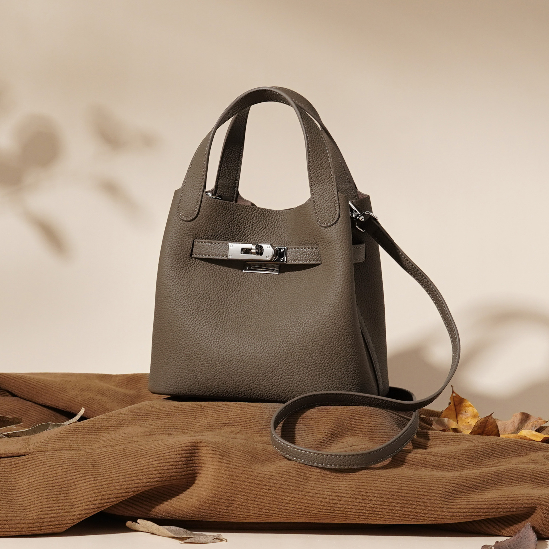 2026新款真皮荔枝纹水桶包腋下包