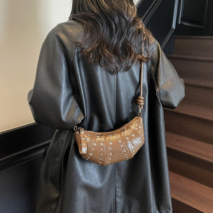 时尚 上班通勤高级感铆钉单肩斜挎包 潮流手拎饺子包女2025秋季 新款