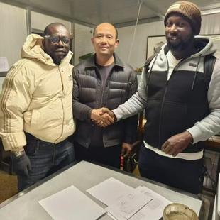 砌块成型半自动到带料斗水泥砖机小型制砖机生产线设备出口加纳