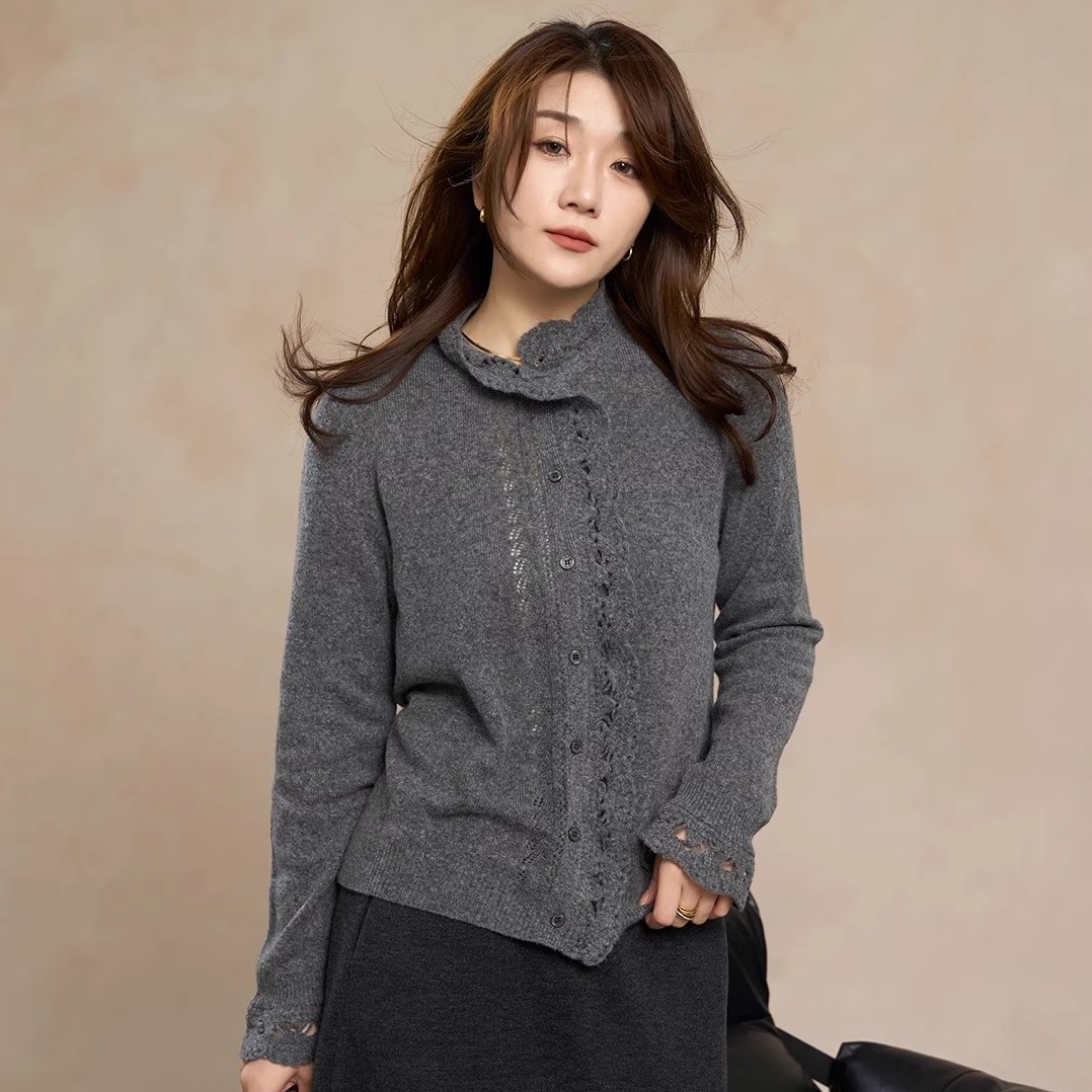 灰色羊绒花边领针织开衫羊毛衫