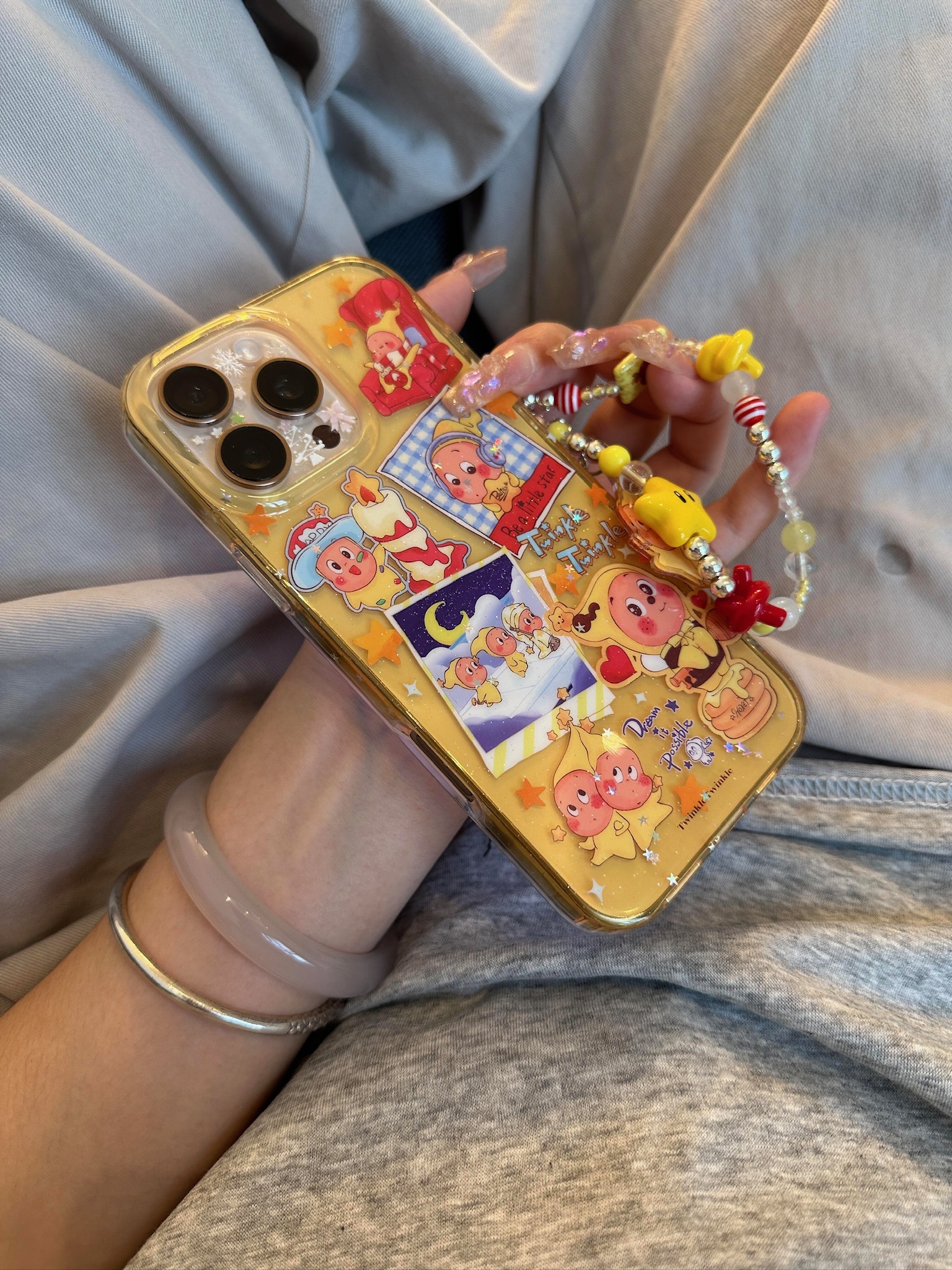 ins韩系黄透色可爱满屏星星人合集插图适用15promax新款创意壳14p/13手机保护套iPhone16promax链条星星挂件