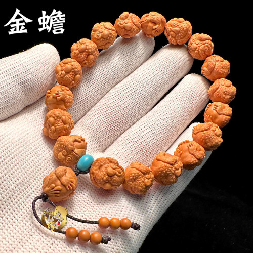 三足金蟾龙纹桃核手串
