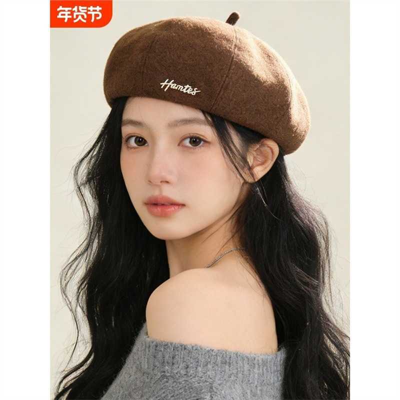冬日咖色贝雷帽女生显脸小穿搭