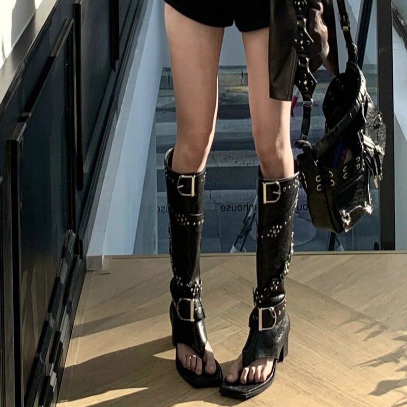 黑色超火铆钉夹趾人字凉靴女2025夏季新款炸街辣妹高筒裤管靴长靴