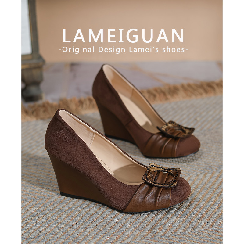 复古咖色木方扣坡跟单鞋女2026春季新款法式高级感圆头浅口高跟鞋 - 辣妹鞋馆 LAMEI出品