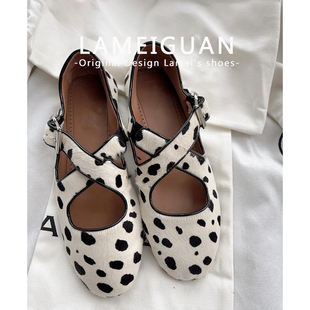 法式白色斑点交叉扣带平底玛丽珍鞋女春2026新款气质浅口圆头单鞋
